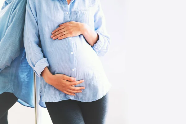 Primo piano donna incinta a casa interni . — Foto Stock