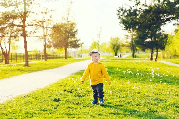 Ребенок с одуванчиками в сельской местности весной . — стоковое фото