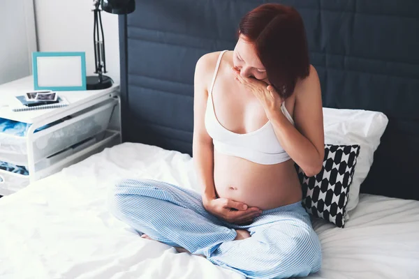 Pregnant woman suffering with nausea — Stock Photo, Image