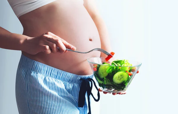 Mujer embarazada con un tazón de verduras — Foto de Stock