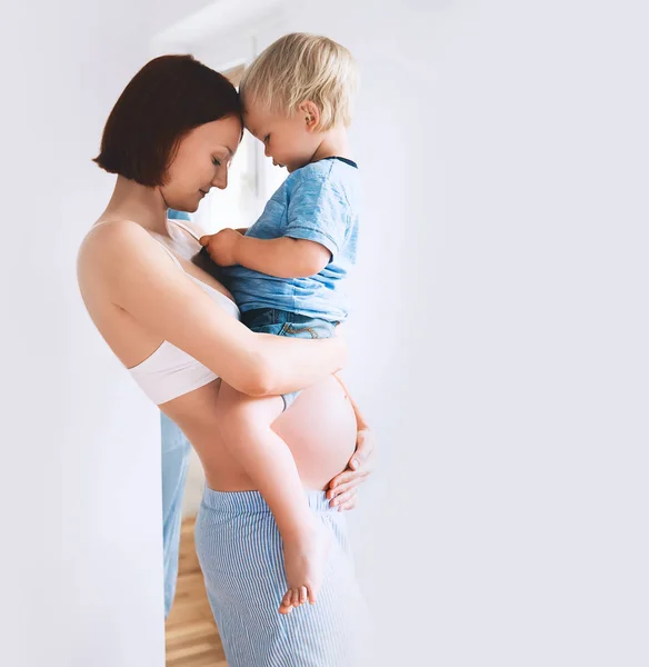 Madre embarazada e hijo en casa . —  Fotos de Stock