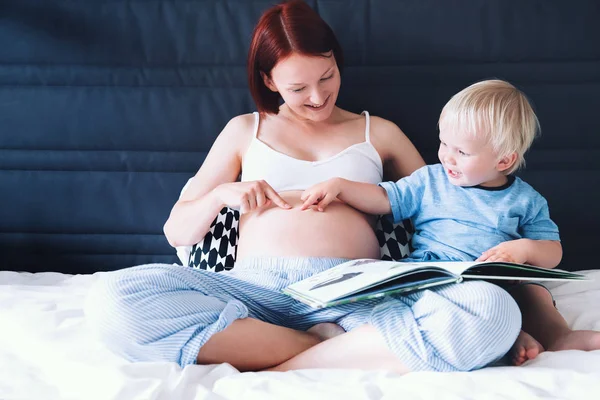 Pregnant mother and son at home. — Stock Photo, Image