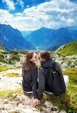 Bir dağın tepesinde seyahat etmek birkaç. Mangart, Julian Alps, 