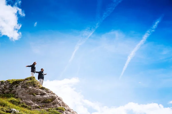 Het aantal reizigers op de top van een berg. Mangart, Julische Alpen, — Stockfoto