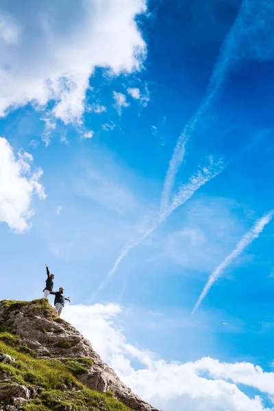 Pár turistů na vrcholu hory. Mangart, Julské Alpy, — Stock fotografie