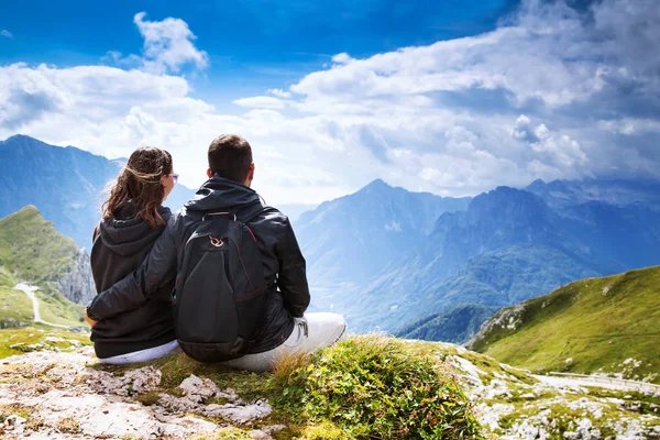 Couple of travelers on top of a mountain. Mangart, Julian Alps, — Stock Photo, Image