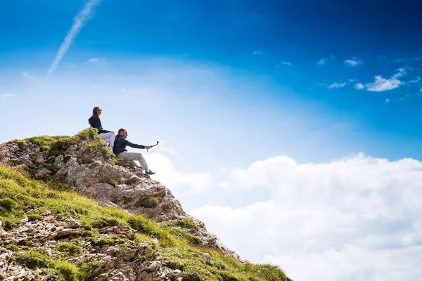 Pár turistů na vrcholu hory. Mangart, Julské Alpy, — Stock fotografie