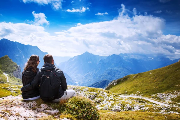 Un par de viajeros en la cima de una montaña. Mangart, Alpes Julianos , — Foto de Stock