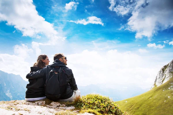 Un par de viajeros en la cima de una montaña. Mangart, Alpes Julianos , — Foto de Stock