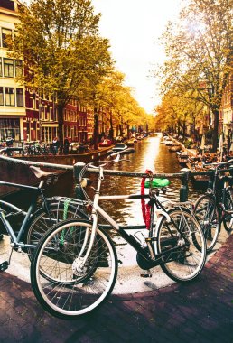 Bisiklet üzerinde köprü Amsterdam, Hollanda.