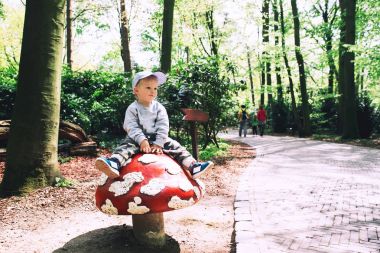 Aile eğlence parkında Efteling, Hollanda eğleniyor.