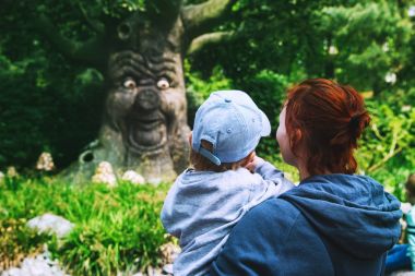 Aile eğlence parkında Efteling, Hollanda eğleniyor.