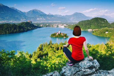 Kadın uzun yürüyüşe çıkan kimse turistik Lake Bled, Slovenya üzerinde seyir