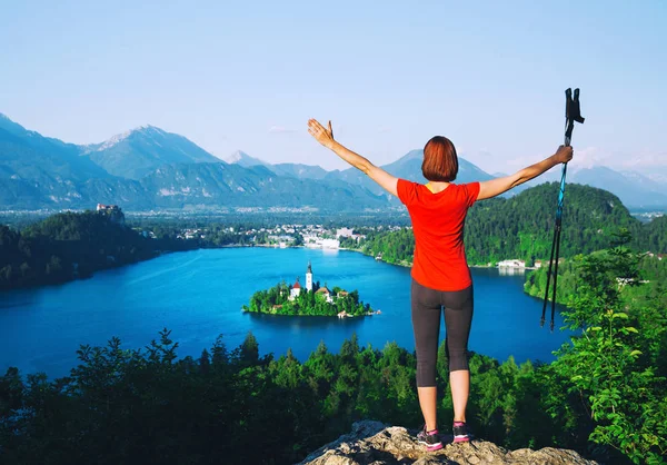 Wanderin Touristin blickt auf ausgebluteten See in Slowenien — Stockfoto