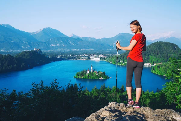 Mujer excursionista turista mirando Bled Lake, Eslovenia — Foto de Stock