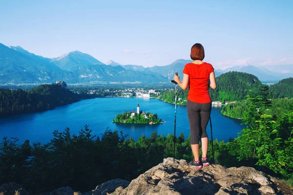 Turistické tramp žena při pohledu na jezero Bled, Slovinsko — Stock fotografie