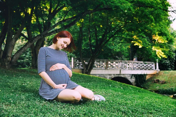 Belle femme enceinte en robe sur la nature. — Photo