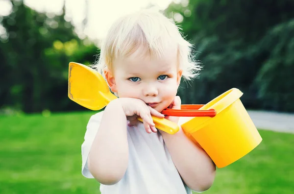 Портрет очаровательного ребенка с игрушками для песка — стоковое фото