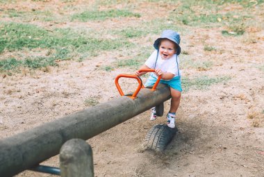 Salıncak üzerinde şık çocuk gülümseyen şirin.