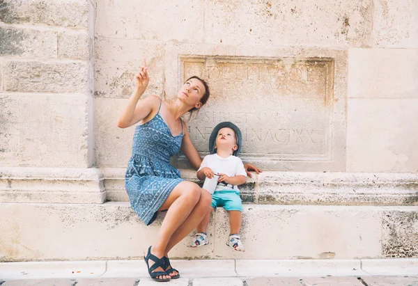 Mother and son in Zadar, Croatia. — Stock Photo, Image