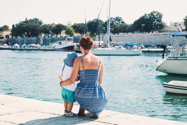 Família feliz na hora de verão em Zadar, Croácia . — Fotografia de Stock