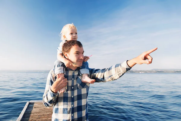 Vater und Sohn über Meer und Himmel. — Stockfoto