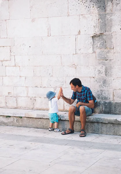 Pai e filho em Zadar, Croácia . — Fotografia de Stock
