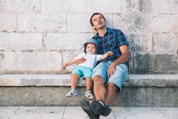 Отец и сын в Задаре, Хорватия . — стоковое фото