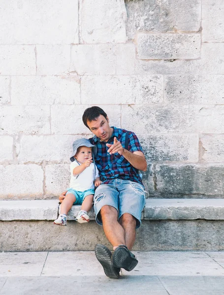 Отец и сын в Задаре, Хорватия . — стоковое фото