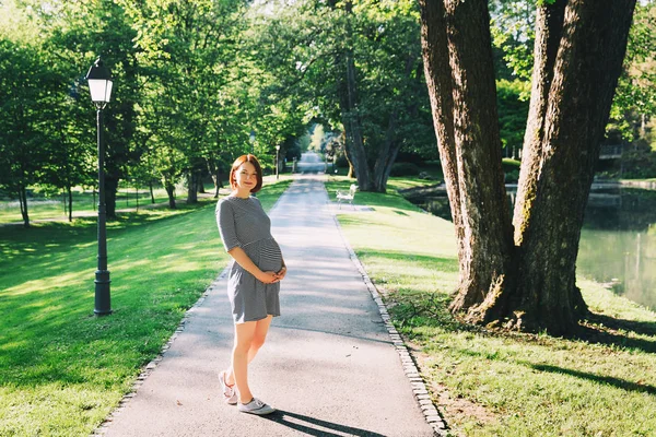 Beautiful pregnant woman in dress on nature. — Stock Photo, Image