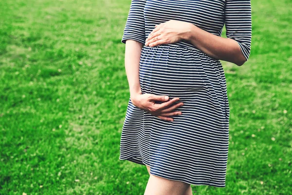 Close-up of pregnant belly in nature — Stock Photo, Image