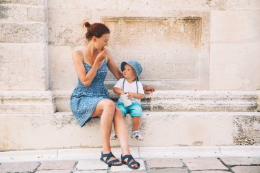 Anne ve oğlu Zadar, Hırvatistan.