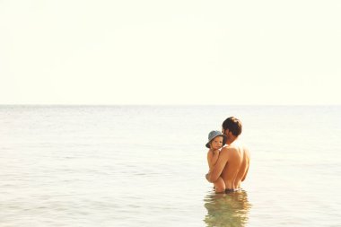 Baba ve oğul deniz veya göl. 