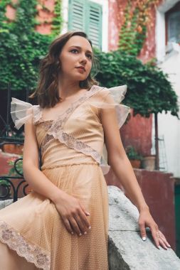 Genç kız Piran, Slovenya, Avrupa'nın modeli. 