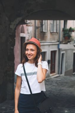 Kadın eski şehir Avrupa tarihi sokaklarında yürüyor. 