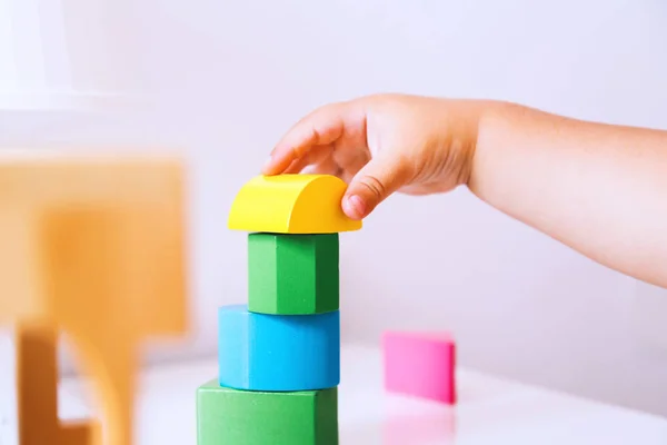 Toddler brinca com blocos de brinquedos e construtores — Fotografia de Stock