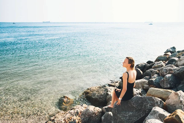 Young woman on background of sea or mountain lake. — Stock Photo, Image