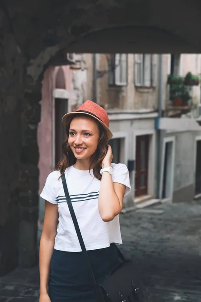 Kvinne vandrer i de historiske europeiske gatene i gamlebyen . – stockfoto