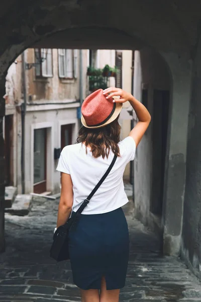 Mulher caminha nas ruas europeias históricas da cidade velha . — Fotografia de Stock