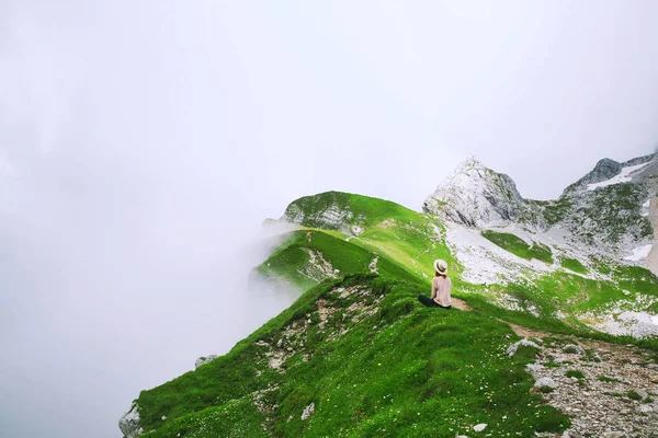 Viajante ou caminhante nas montanhas no Parque Nacional Triglav . — Fotografia de Stock