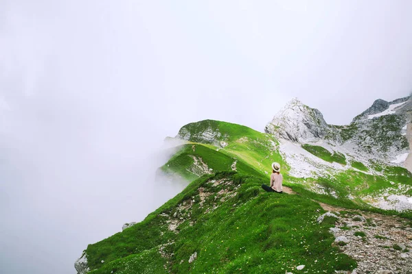 Utazó vagy túrázó a hegyekben, a Triglav Nemzeti Park meglátogatása. — Stock Fotó