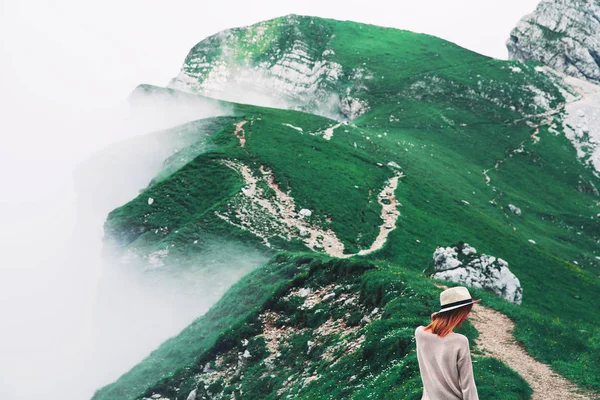 Jovem mulher relaxante viagem ao ar livre liberdade estilo de vida com montagem — Fotografia de Stock