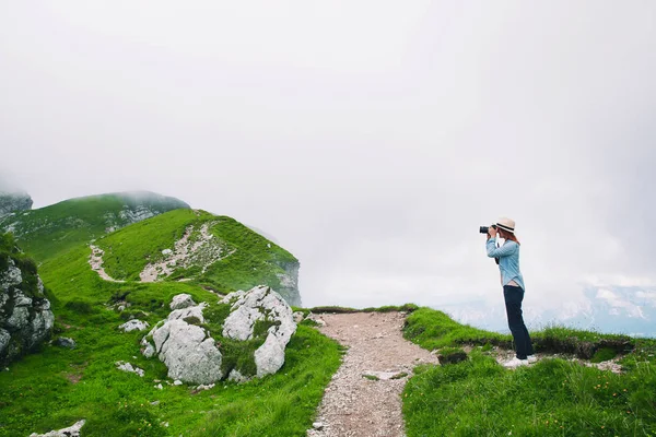Utazó vagy túrázó a hegyekben, a Triglav Nemzeti Park meglátogatása. — Stock Fotó