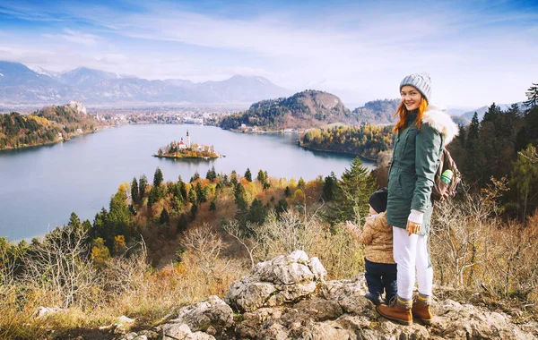 Cestování, rodina při pohledu na Bledské jezero, Slovinsko, Evropa — Stock fotografie