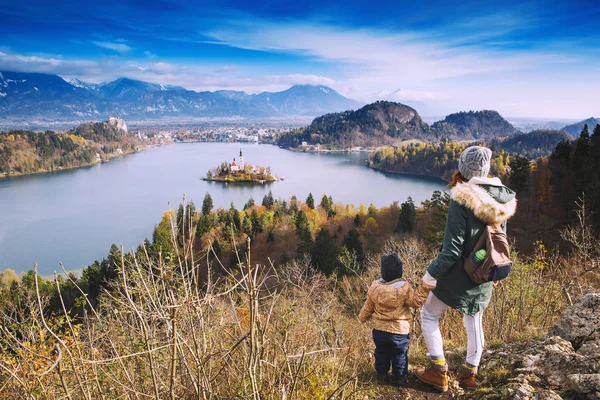 Cestování, rodina při pohledu na Bledské jezero, Slovinsko, Evropa — Stock fotografie