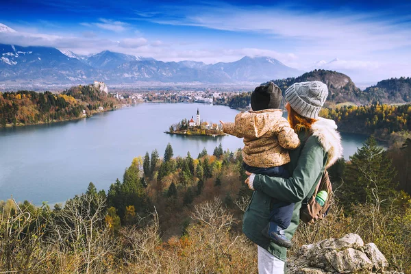 Прогуливающаяся семья на озере Блед, Словеня, Европа — стоковое фото