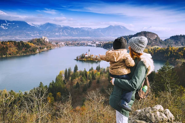 Familia viajera en Bled Lake, Eslovenia, Europa — Foto de Stock