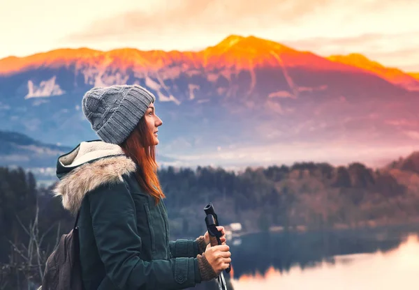 Jovem mulher viajante olhando para o pôr do sol em Bled Lake, Eslovênia , — Fotografia de Stock