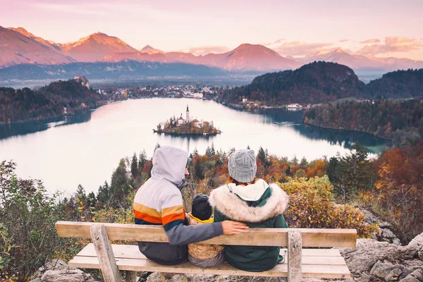 Famille voyageuse regardant le lac de Bled, Slovénie, Europe — Photo