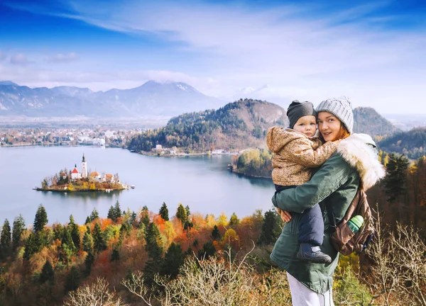 Familia viajera en Bled Lake, Eslovenia, Europa — Foto de Stock